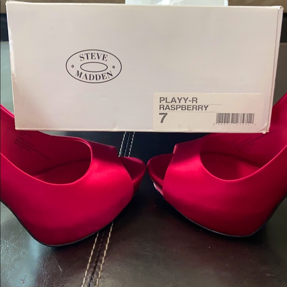 Steve Madden Raspberry Player Platform Pump - Picture 10 of 11